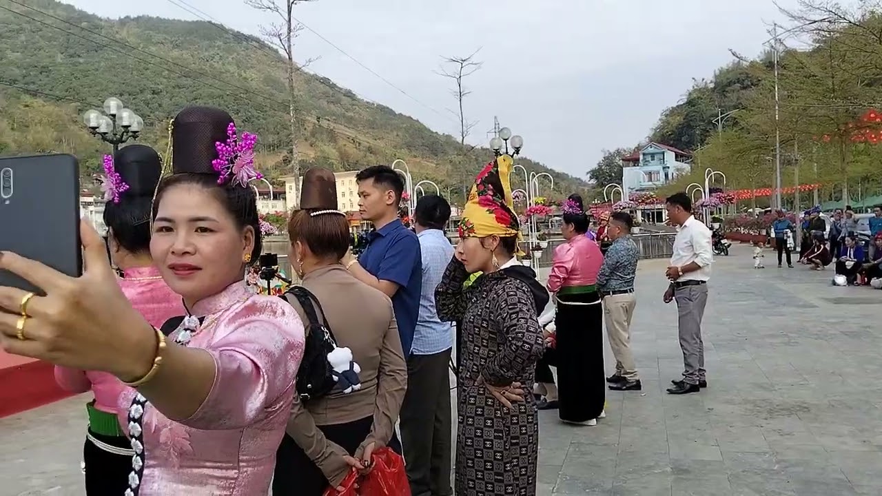 Khắp Tay Ỉn Muôn mua Chiềng Pì Maứ