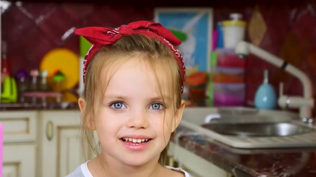 Maya et Lina font de la glace dans le château d'Elsa. Meilleurs jeux pour filles avec Baby Born