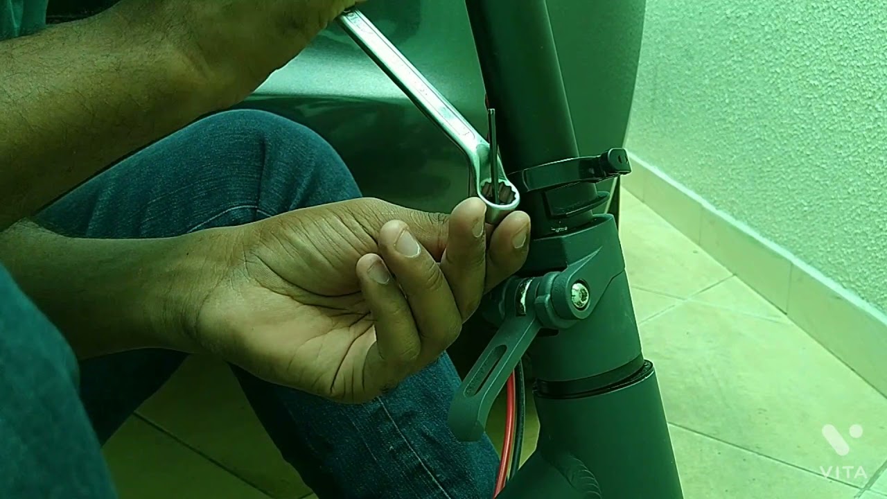 Como tirar a folga na direção do patinete elétrico 