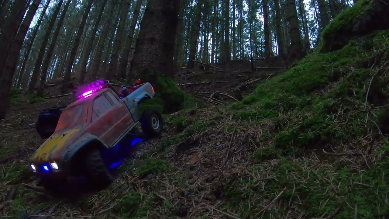 Rc crawling in the forrest Hilux and defender