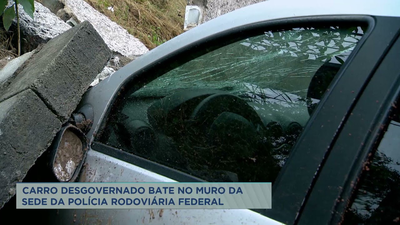 Carro desgovernado atinge muro da Polícia Rodoviária Federal em MG