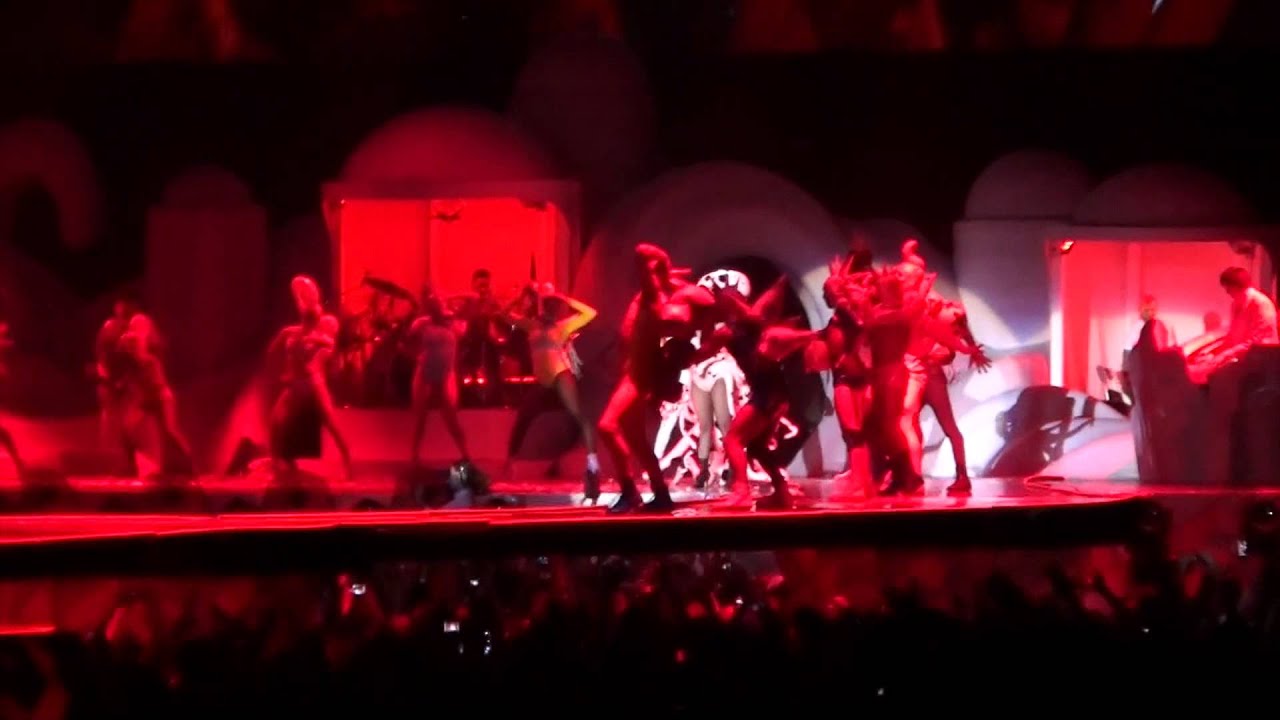 Lady Gaga - ArtRAVE Tour 2014 (4) - Paparazzi - Dove