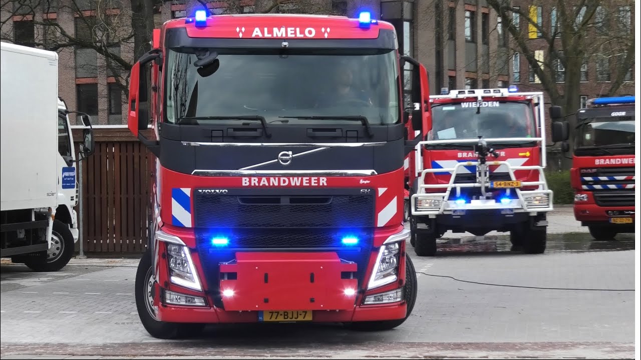 PRIO 1 Vele brandweer & ambulance voertuigen met spoed tijdens de open dag van brandweer Almelo