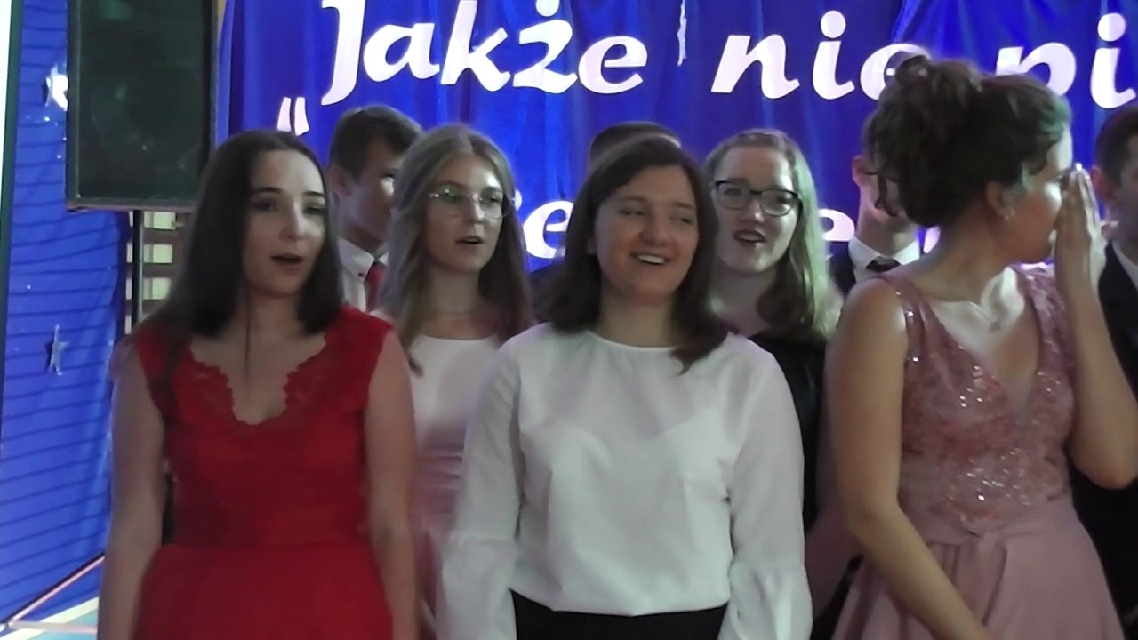 Klasa 3b śpiewa dla wychowawcy Pana Krzysztofa Kasprzyka