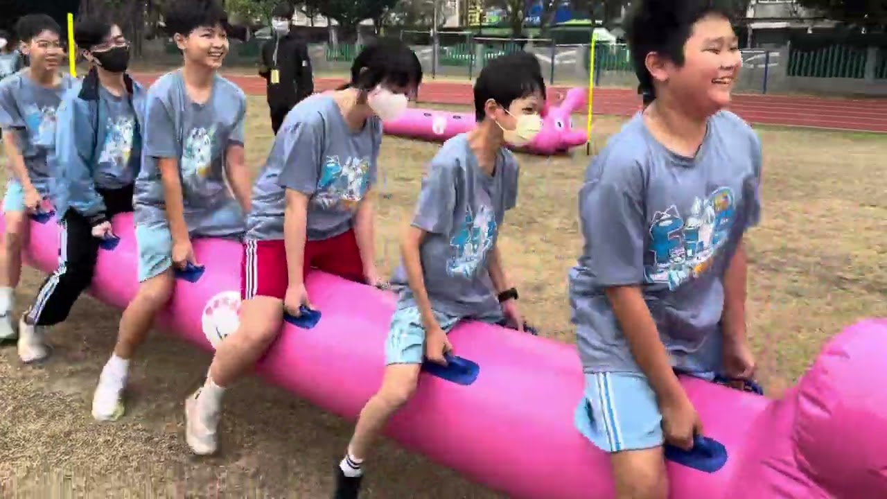 民族國中#校慶活動 #陸上行舟趣味競賽，由#熊麻吉活動團隊 客製化#充氣毛毛蟲 落實真正安全#趣味競賽 活動項目親自到場佈置及錄影服務