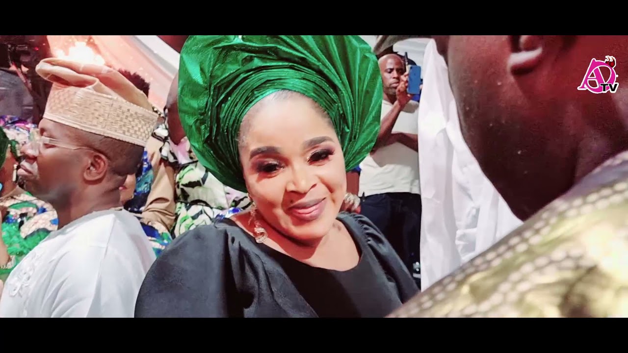 Check Ijebu Billionaire, Laide Fowosere and Wife dis on K1 Stage at the Agbalayas Burial