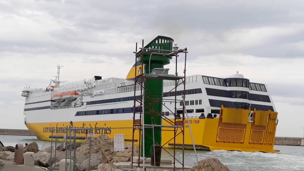 Mega Express Four e Liburna in uscita dal porto di Livorno 05/10/2018 14:00