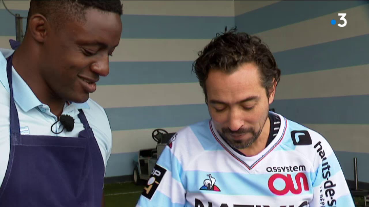 Le chef Pierre Aug&eacute; fait d&eacute;couvrir au rugbyman Yannick Nyanga un de ses secrets de cuisine