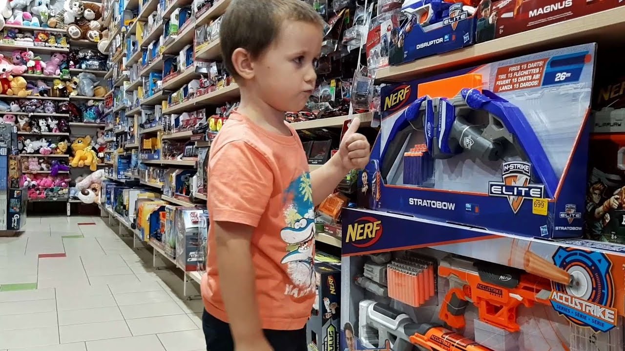 Tř&iacute;let&yacute; chlapec poprv&eacute; v HRAČK&Aacute;RNĚ, Hračky pro kluky , Obchod s Hračkami , TOY STORE