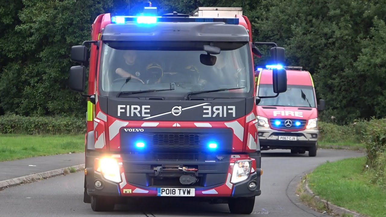 Greater Manchester Fire & Rescue Service, G39R2 & G39R4 (Ashton) Enhanced Rescue Unit, turning out.