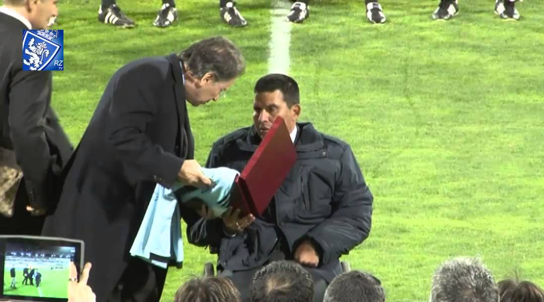 #HomenajeACáceres - Fernando levanta a La Romareda con su saque de honor 13/11/2013