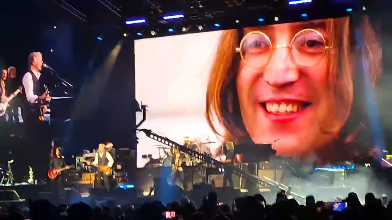 Paul McCartney - Get Back (with Ronnie Wood from Rolling Stones - 19-12-2024)