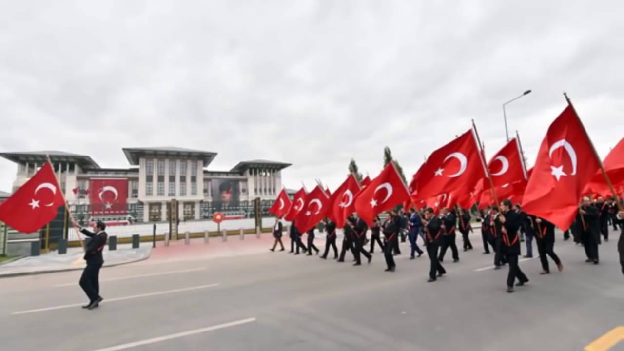 Darbe Yapacakmış Bak İte Hele -   Tuncay Okutan