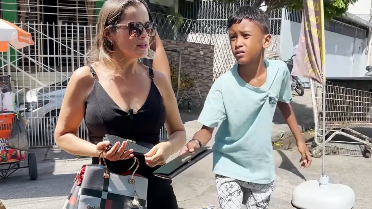 Garoto Acha Carteira de Empresária e Tenta Devolvê-la Mas Algo Aconteceu 😭