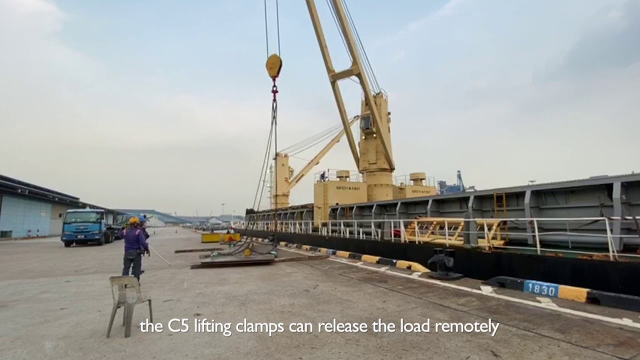 Unloading Steel Plates with the C5 Automatic Lifting Clamps | Smart Lifting Solutions | Elebia