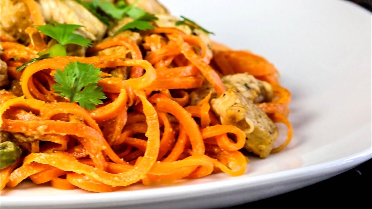 KAROTTEN-NUDELN mit PUTE und ERDNUSS-SAUCE | Low Carb