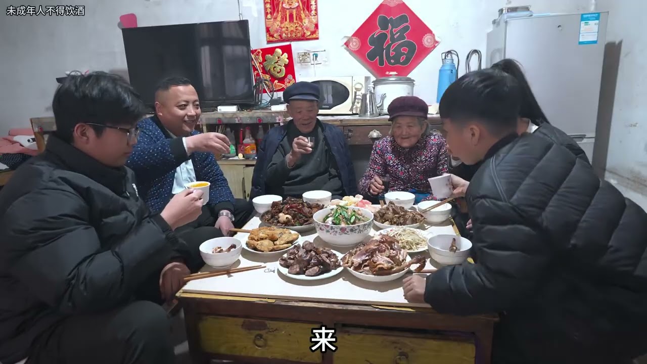 老家的年夜饭，地锅炒公鸡炖鲅鱼八个菜，和89岁父母一块过大年 #农村美食 #农村生活 #年夜饭 #年味