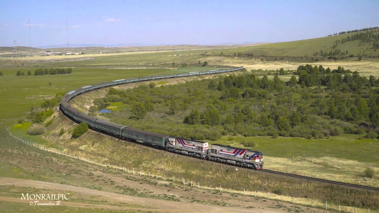 Mongolian longest passenger train, 27 coaches!
