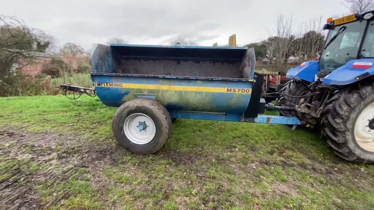 Зима пришла! Зимний выезд и разбрасывание навоза: Massey 698t, New Holland T5 и разбрасыватель Fl...