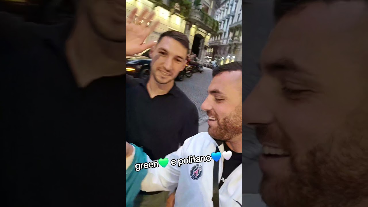 #POLITANO a #NAPOLI incontra un venditore di calzini 🤣🧦