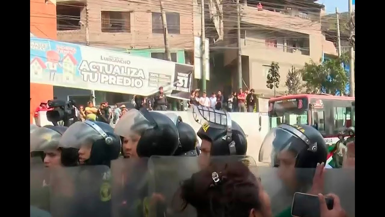 Buses bloquean salida a San Juan de Lurigancho como protesta por asesinatos y cobro de cupos