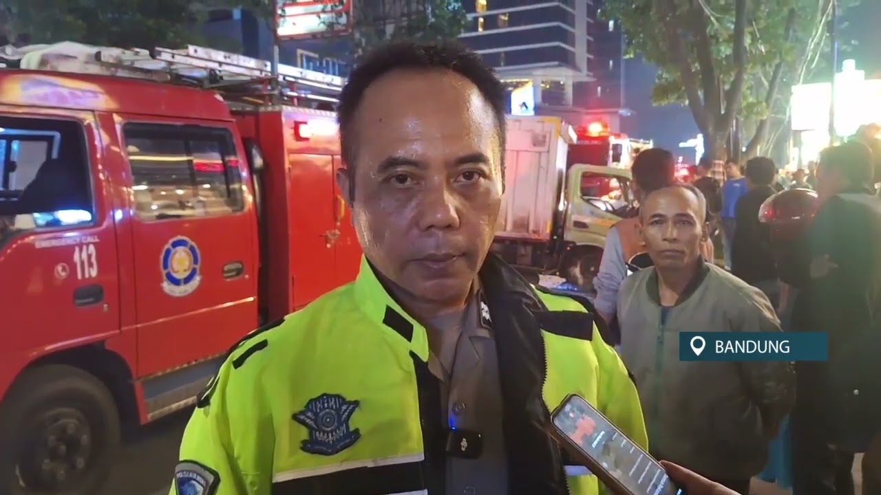 MOBIL BOKS OLENG HINGGA TERBALIK DAN SENGGOL MOBIL LAIN