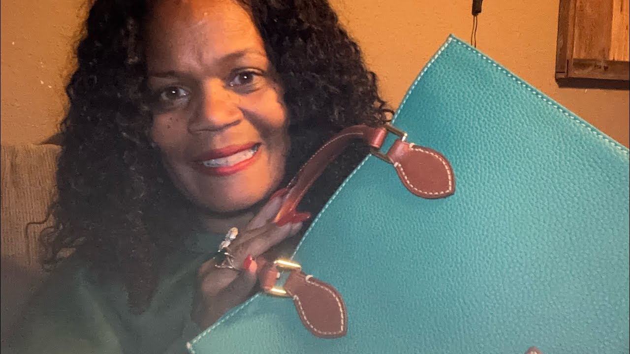 Unbox what beautiful Dooney and Bourke handbag I got for Mother’s Day