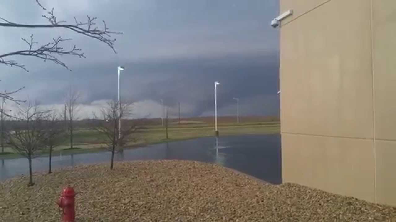 Tornado near Rochelle, IL (04-09-2015)