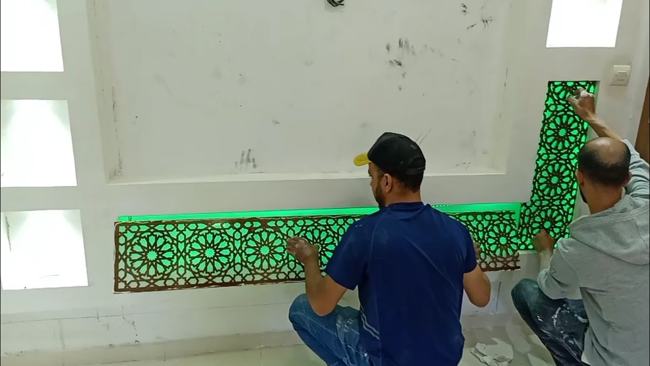 تعلم كيفية تركيب ديكور خلفية شاشة تلفاز بخشب الميلامين محفور بماكينة سي ان سي في الجبس