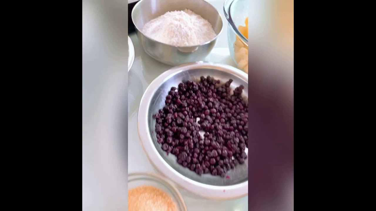 Blueberry / Raspberry apple crumble cake