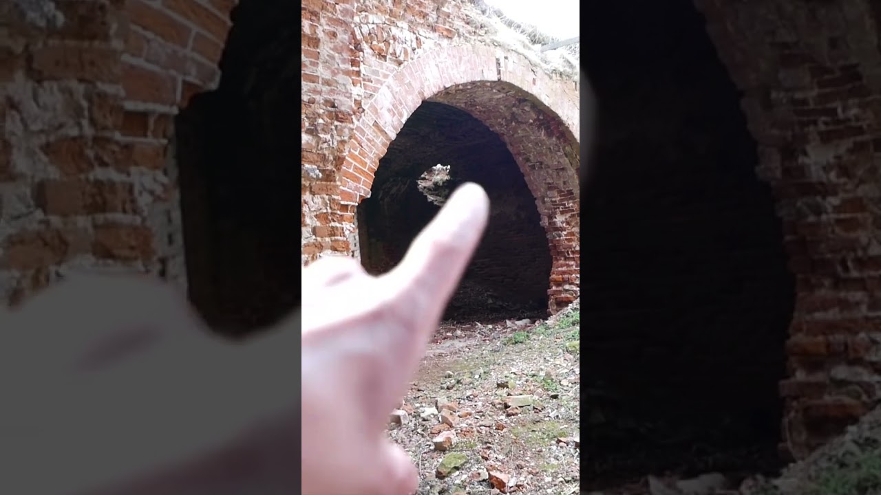 Нарушение божественной симметрии. Одинокая дверь