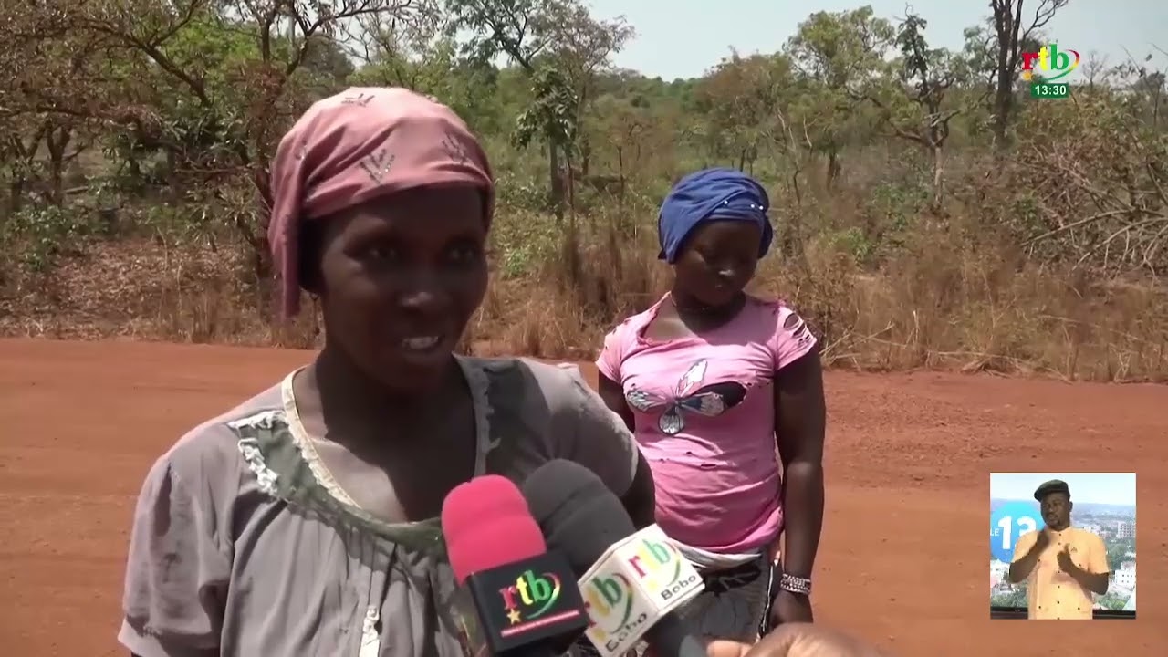 Actions communautaires : sur l’axe Bobo-Orodara, les femmes bouchent les nids de poules