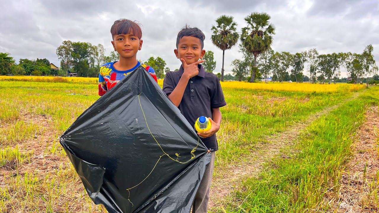 Go to fly kite behind house with a little and an older brother [how to fly kite] |(how to make kite)