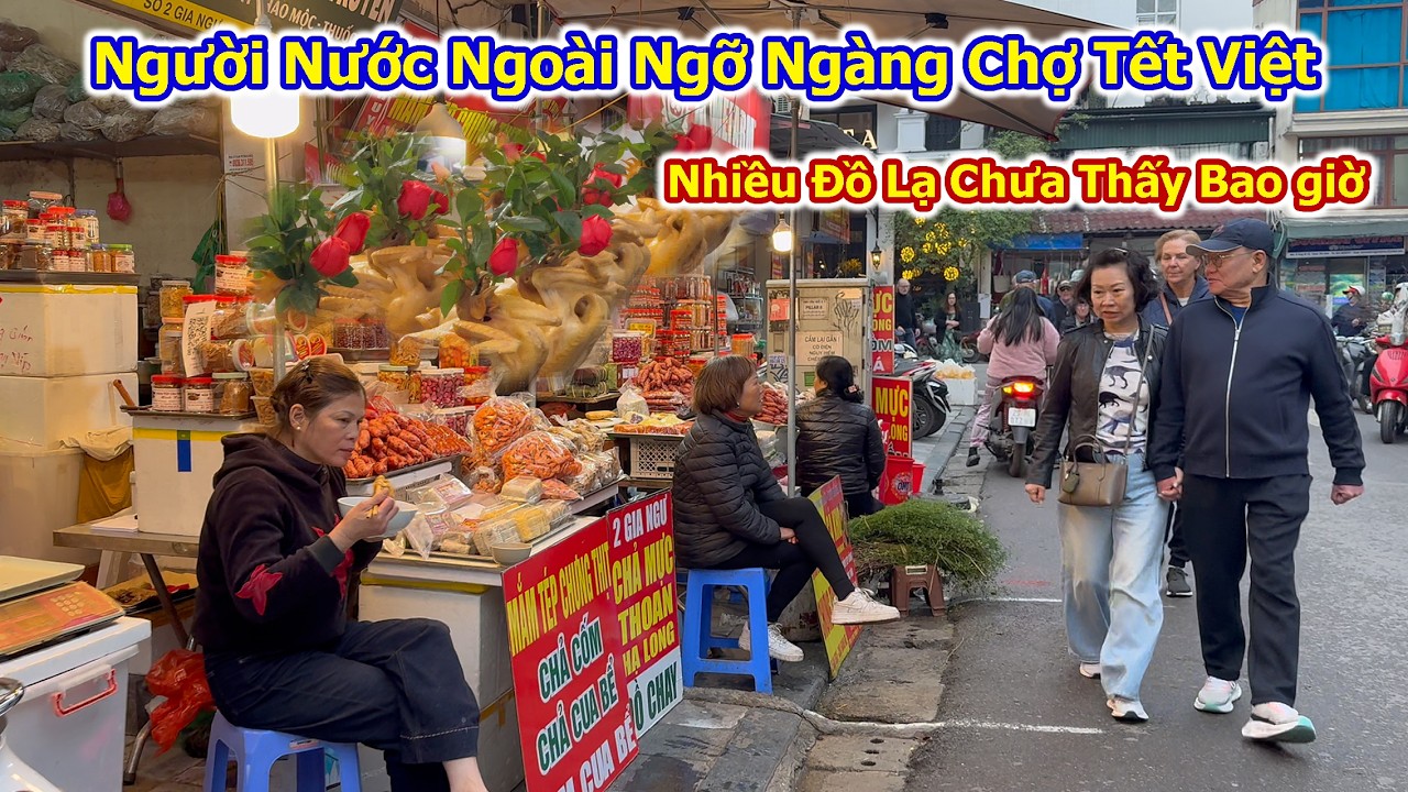 Người Nước Ngoài Ngỡ Ngàng Thấy Chợ Tết Phố Cổ Nhiều Thứ Lạ Chưa Từng Thấy