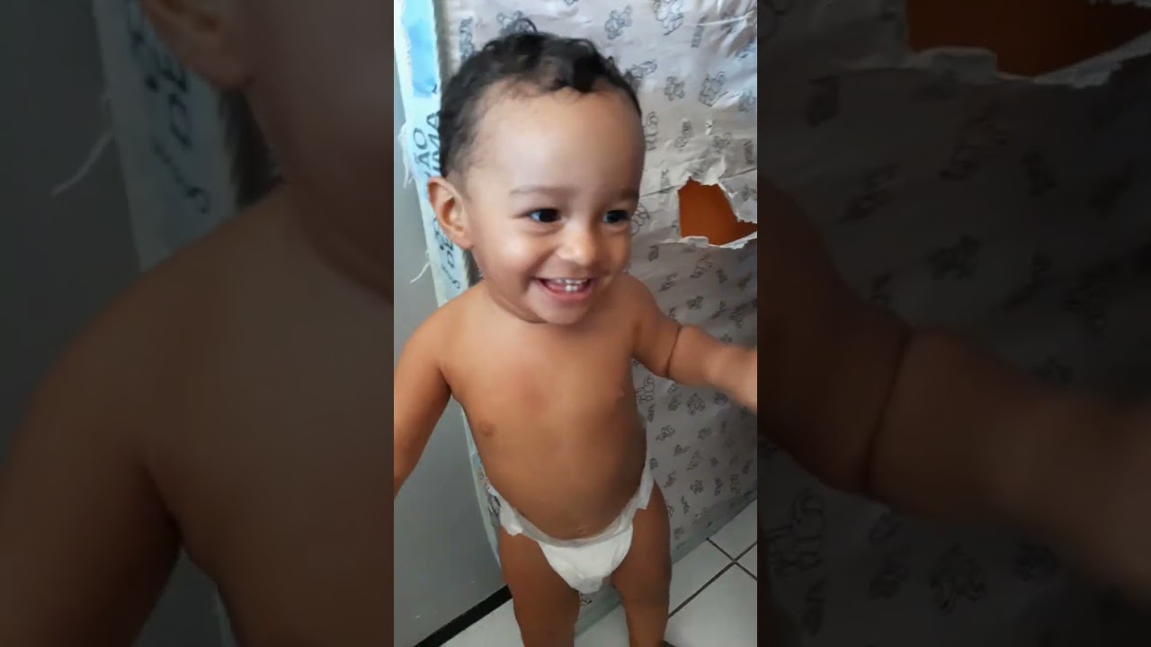 Rael e Ravi brincando com o papai