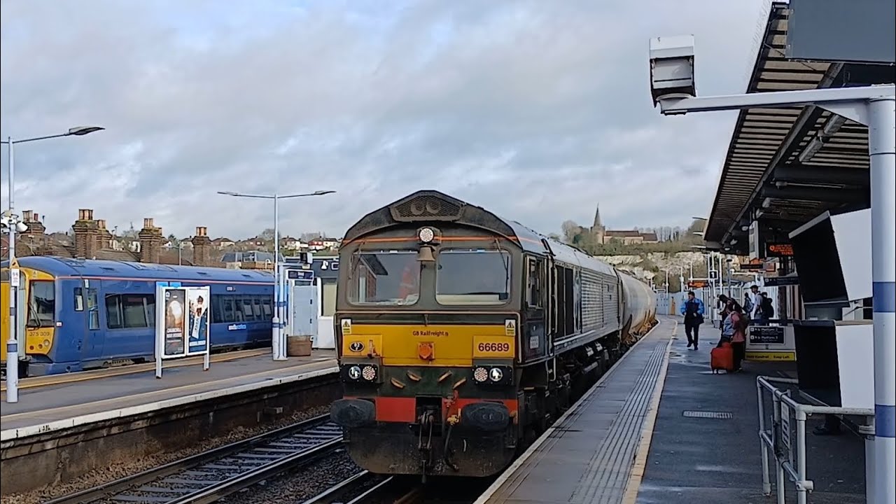 66689 evening star + 66766 gail richardson passing strood 22/02/26