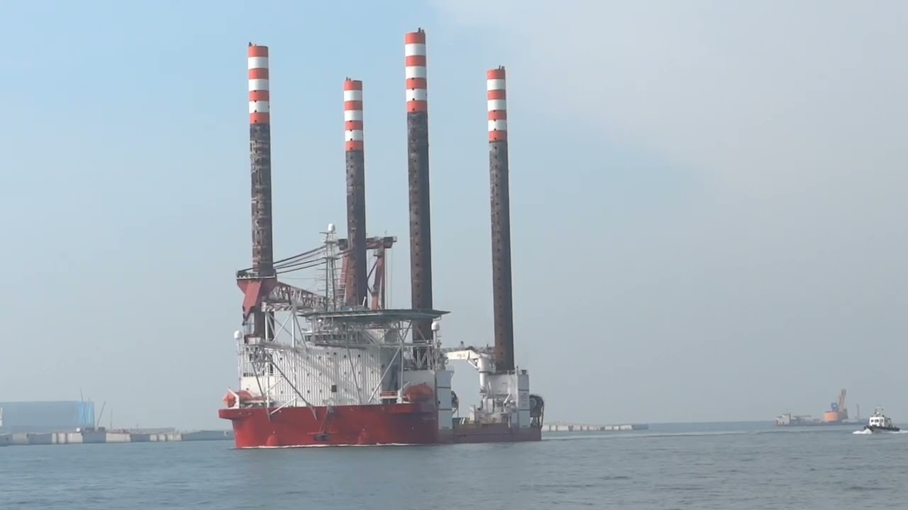 2023.01.05 海上施工自升式平台-自走式離岸風電風車機組安裝船-海上英雄SEAJACKS ZARATAN首航進港加油補給停靠中島商港區48號碼頭 船籍港日本JPN
