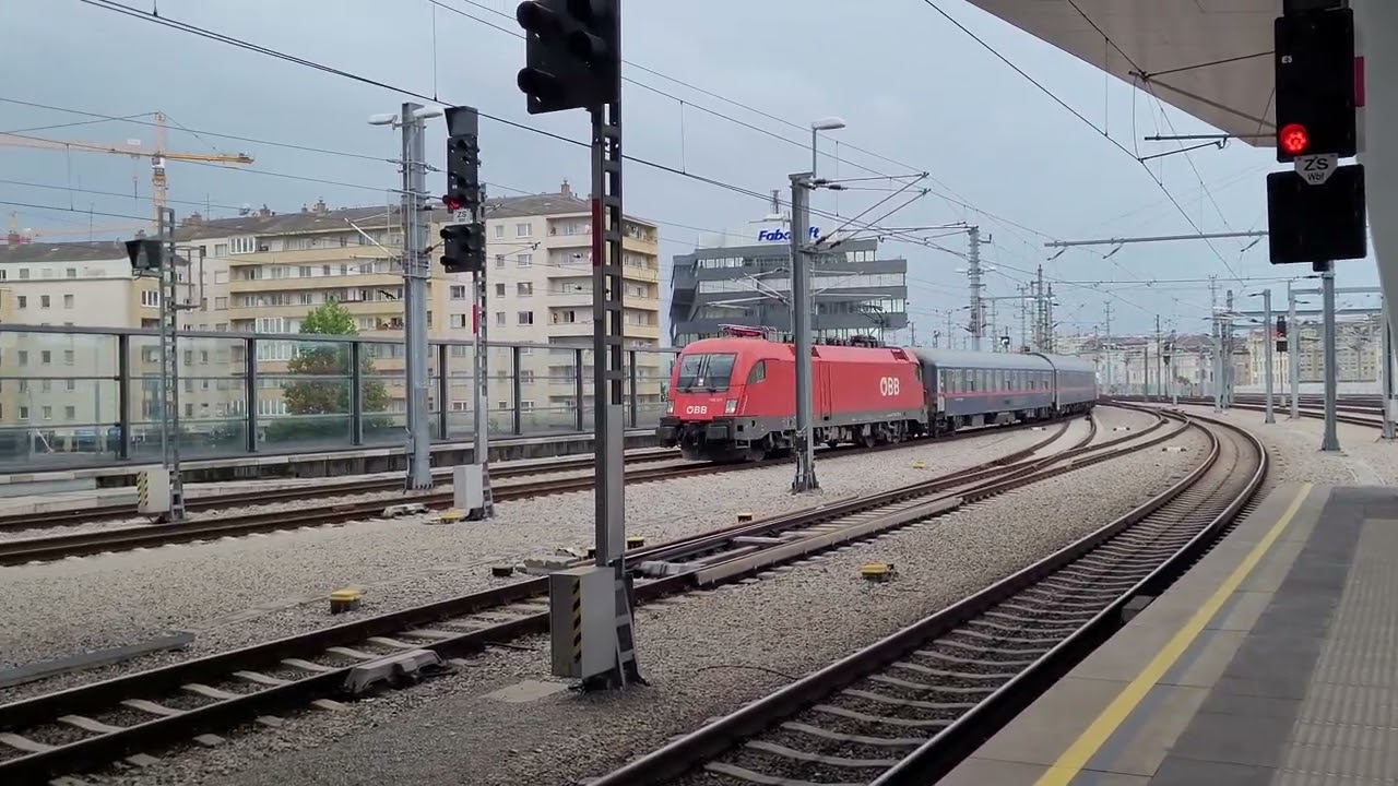 Einfahrt des nightjet 425 + nightjet 40421 + nightjet 491 am 28.05.2022 in Wien Hbf