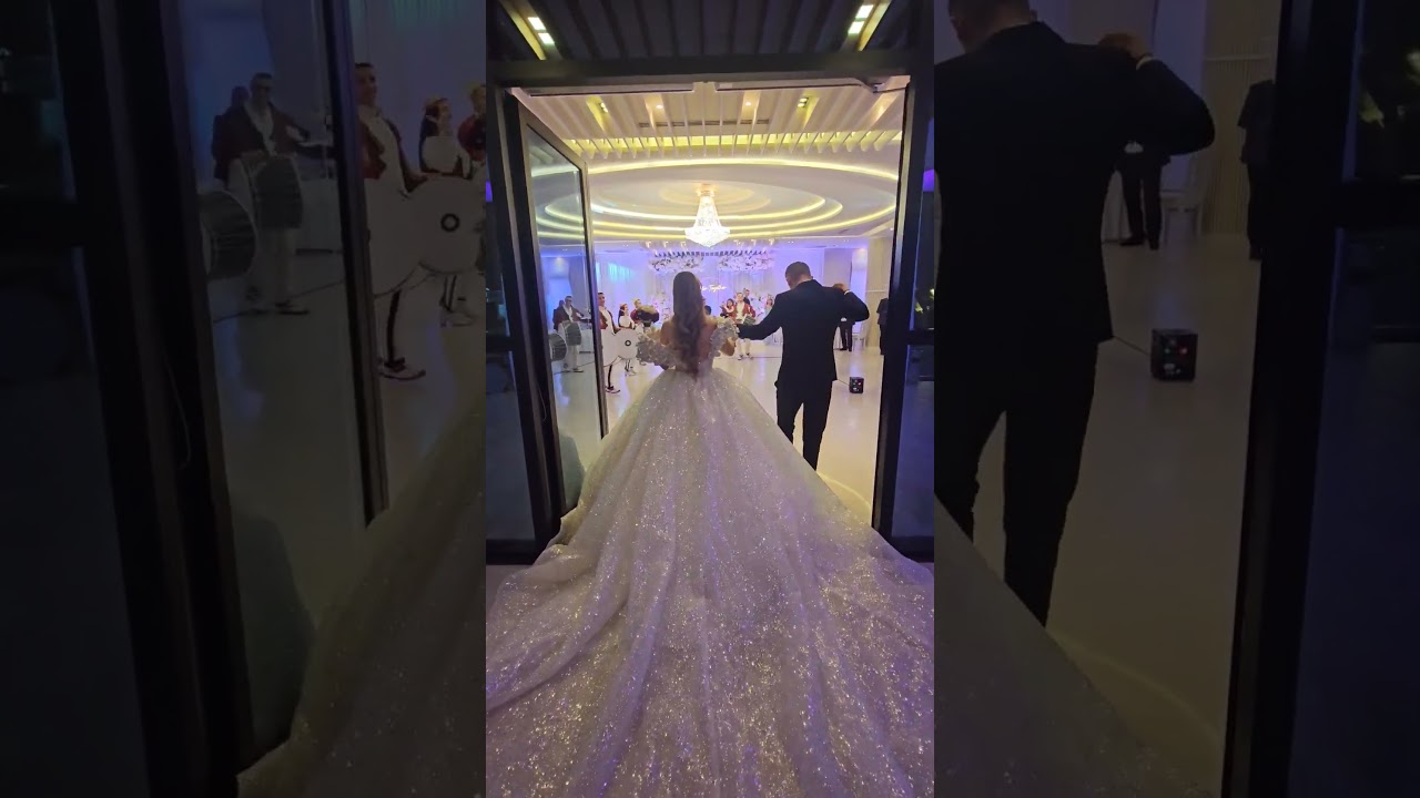 Hyrja ciftit ne lokal 🤍 #dasma #wedding #dasmashqiptare #nusetshqiptare #weddingday #dance #bride