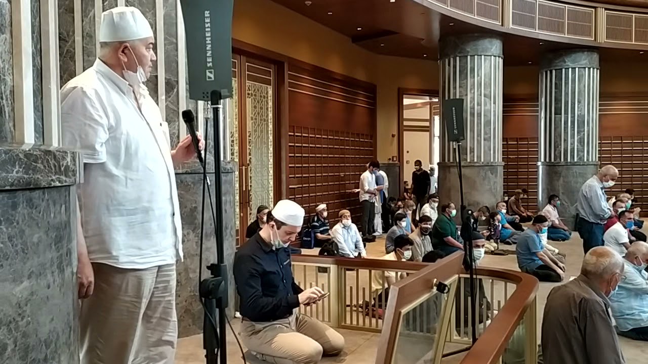 Taksim  Camiinde &Ouml;ğlen Namazi Kameti