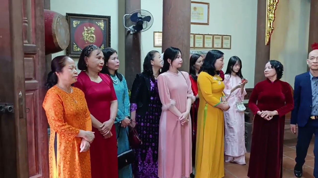 Chiều mùng năm tết gia đình Anh chị em tôi mừng thọ cho bác trưởng; cùng con cháu trong gia đình?