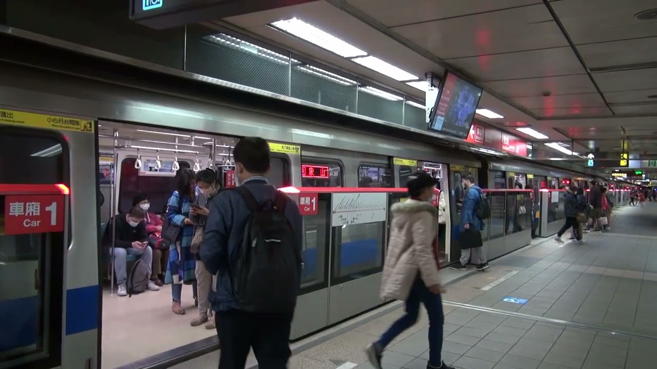 台北捷運 淡水信義線 C301 往象山 雙連站 進站 出站+C381 往淡水 進站 出站
