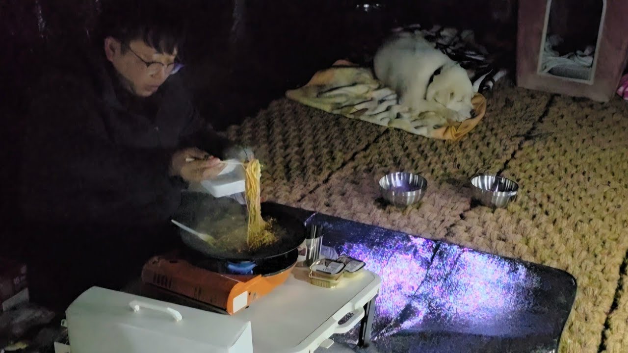 오갈데없는 대형견과 야외견사에서 같이 먹고 자기 1부