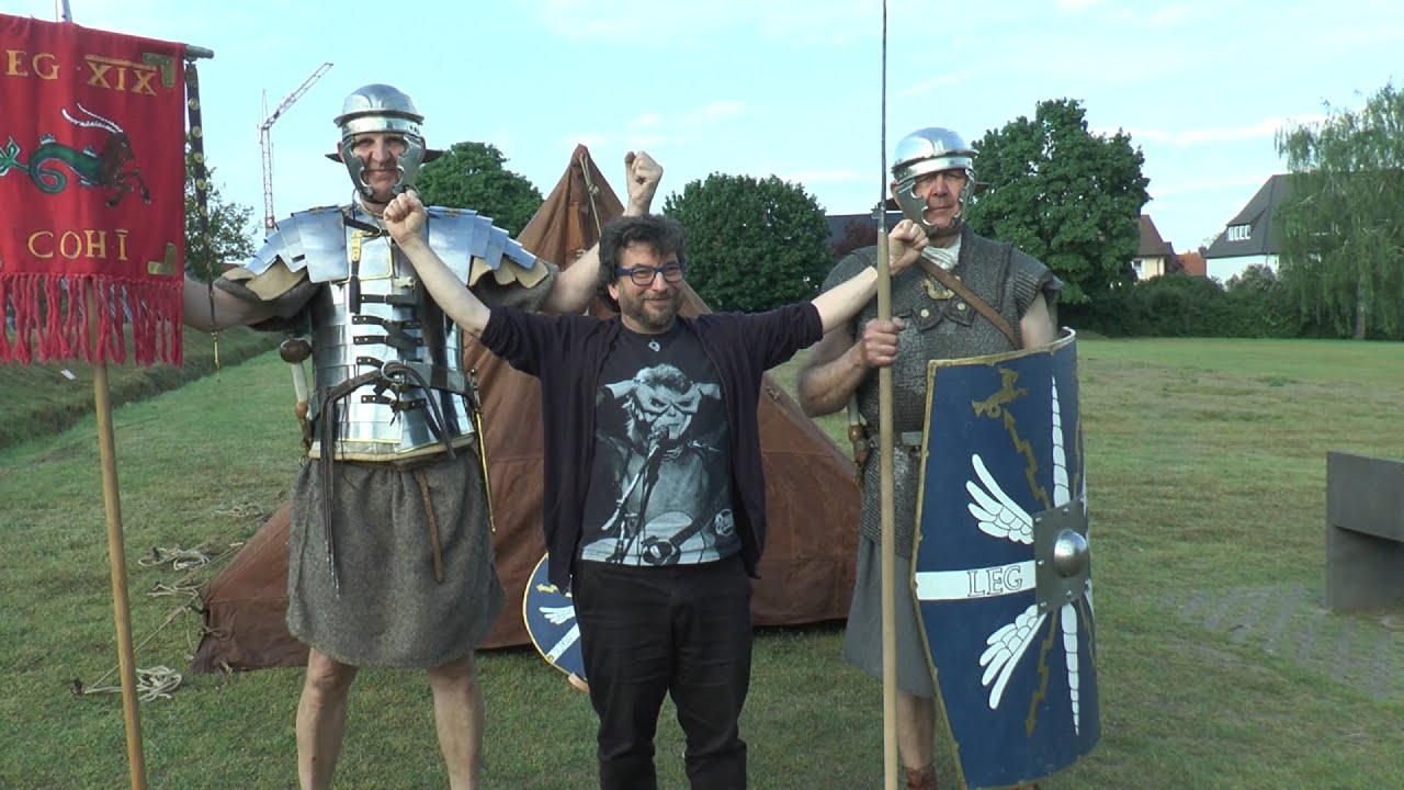 Hennes Bender stellt neuen Asterix Band in Ruhrdeutsch vor.