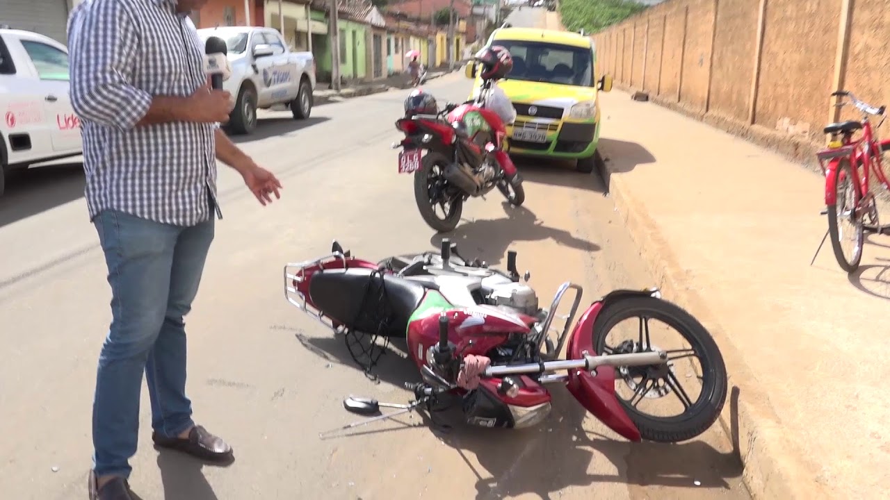COlisão entre carro e moto deixa feridos, em Arapiraca