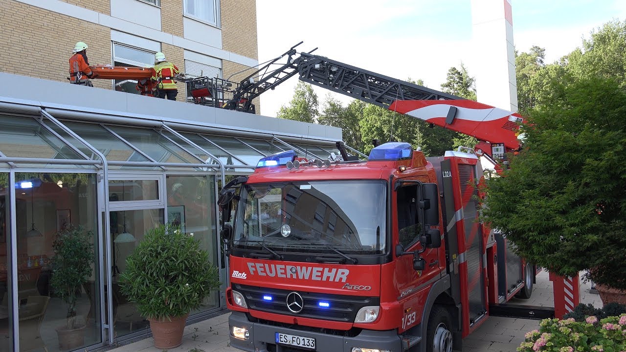 + FEUER IN DER KLINIK + [RETTUNG von PERSONEN mit DREHLEITER über Fenster] - [Ü]