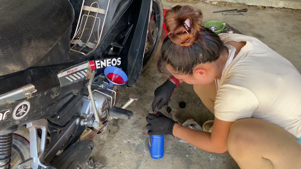 Talented girl: ball bearing replacement, exhaust pipe welding,motorcycle engine maintenance