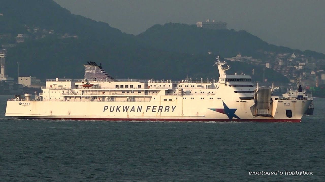 関門海峡を行き交う船達 02