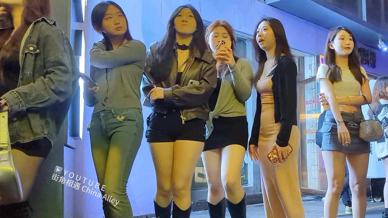 Guangzhou's nightlife is so different，China！many young girls waiting on the street广州街拍，姑娘们打扮漂亮，等待什么？