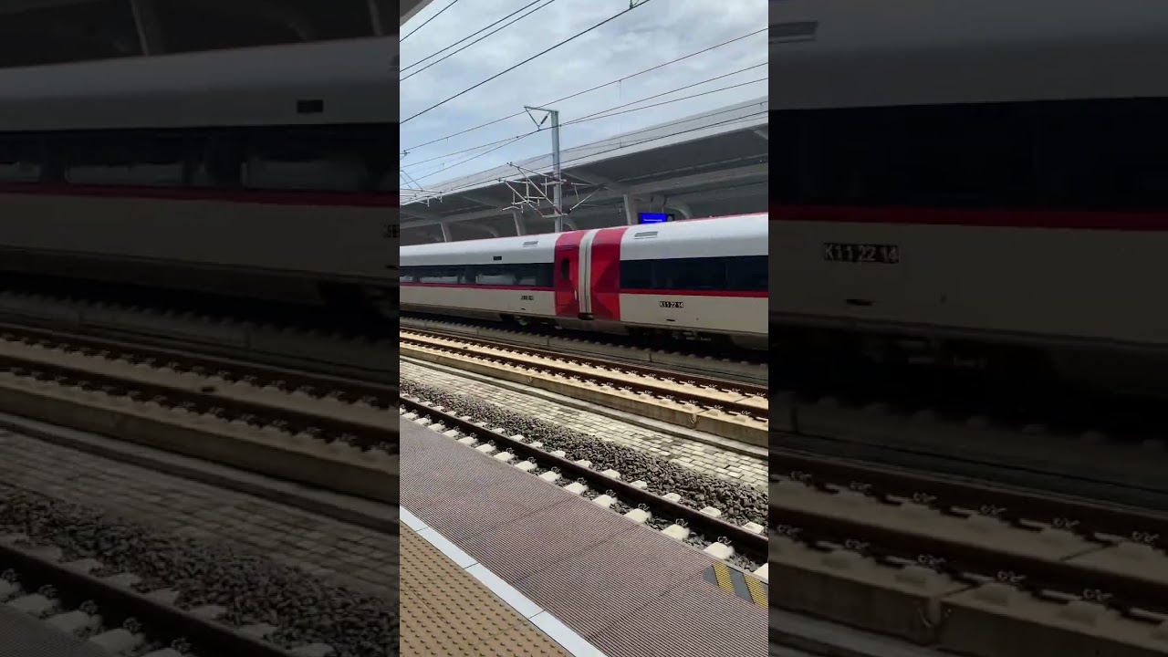 Kereta cepat whoosh KCIV melesat melewati stasiun karawang #kcic #whoosh #keretacepat #keretaapi
